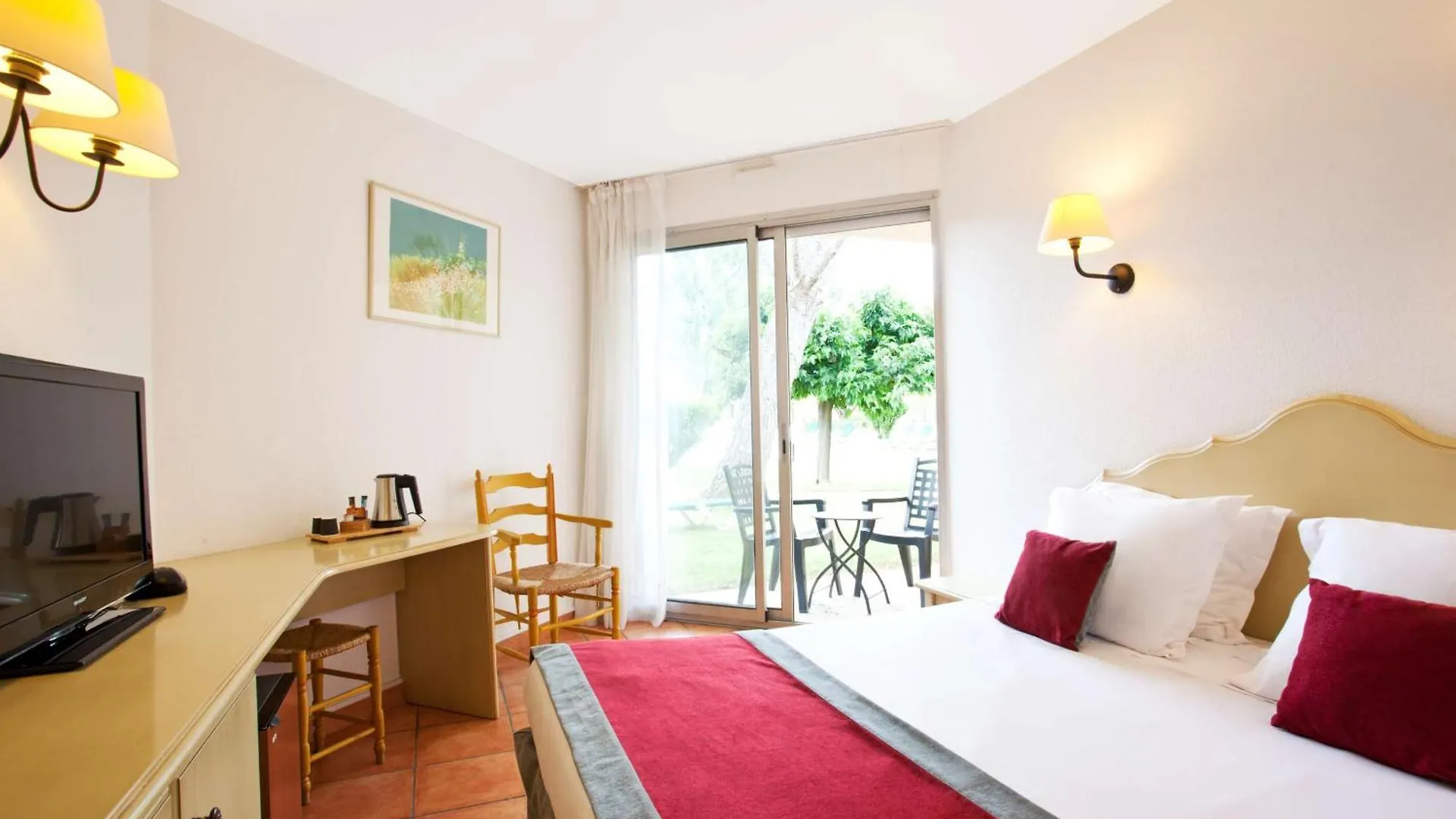 Golden Tulip Avignon Le Paradou Hotel