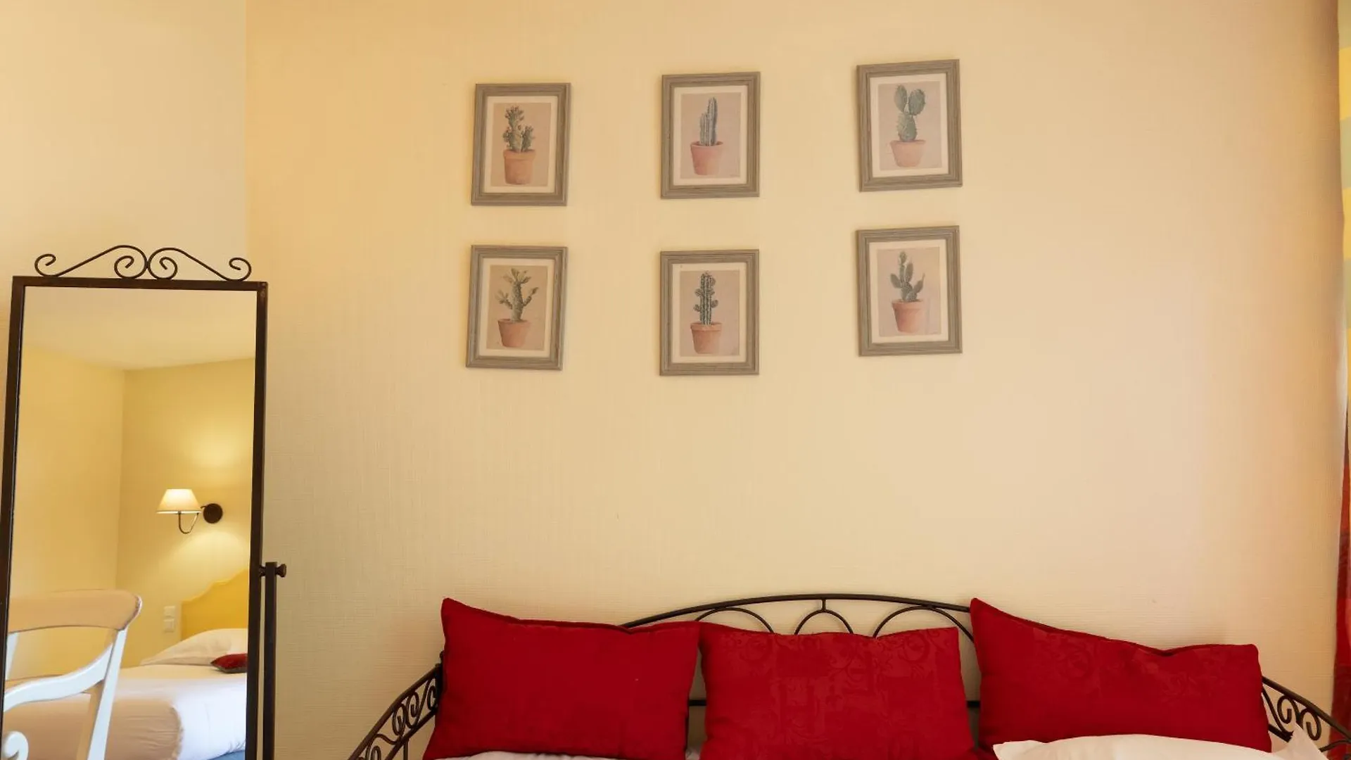 Golden Tulip Avignon Le Paradou Hotel